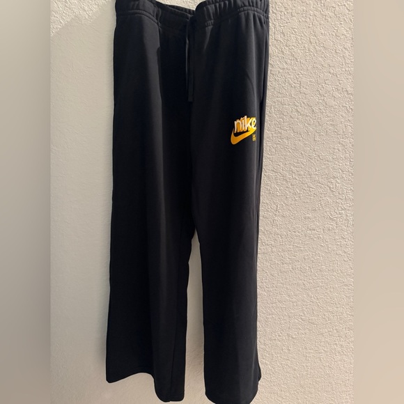 NWT Nike Sportswear Club Fleece
Women's Wide Leg Mid Rise Sz L in black - Picture 6 of 12